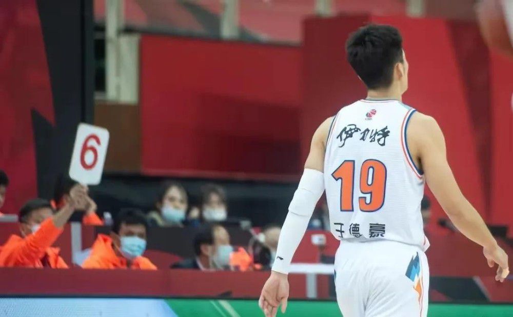 阵容方面，斯特罗曼和雷特吉等2人有伤在身，本场将缺席比赛。